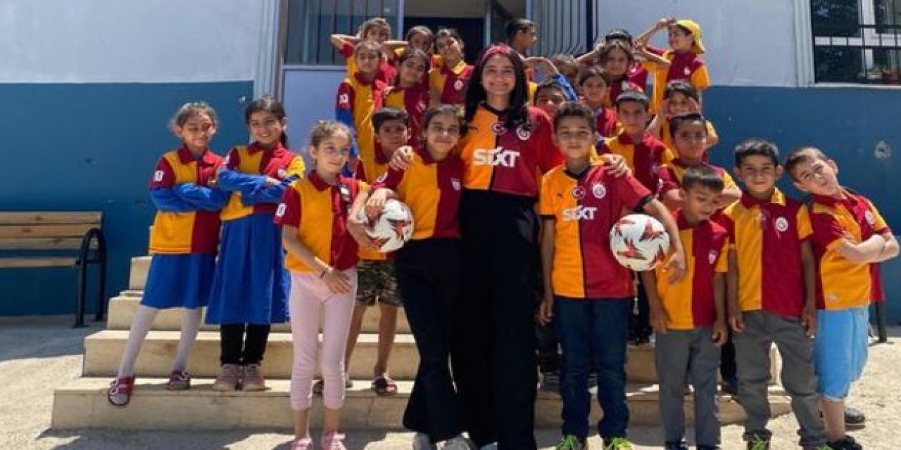 Futbolcu Yunus Akgün, Köy Okulundaki Çocukların Yüzünü Güldürdü
