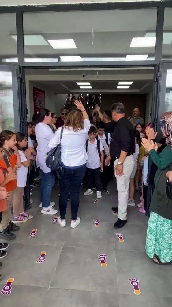 Okul Koridorunda Alkış Tufanı: 46 Yıllık Öğretmene Gözyaşlarıyla Veda