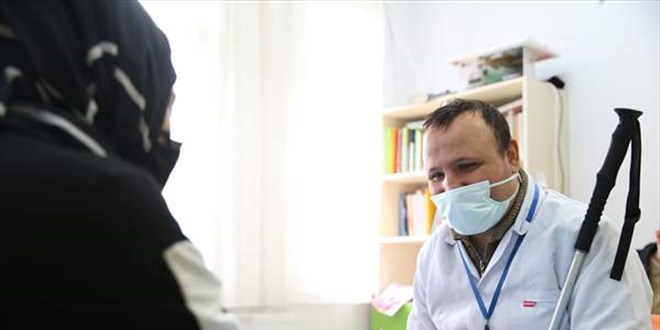 Göremeyen baba, zihinsel engelli oğlu için özel eğitim öğretmenliği okuyor