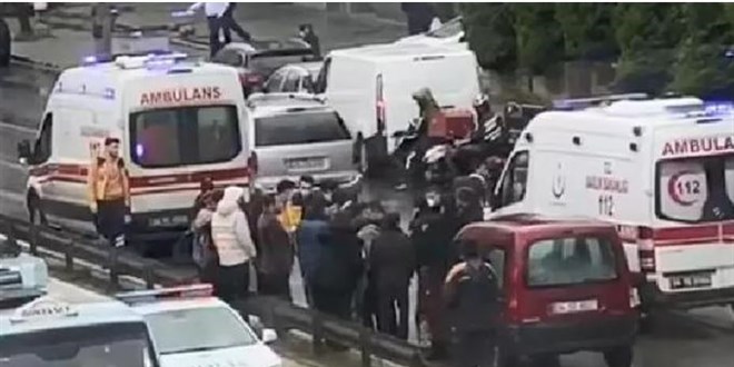 3 öğrenciye otomobil çarptı