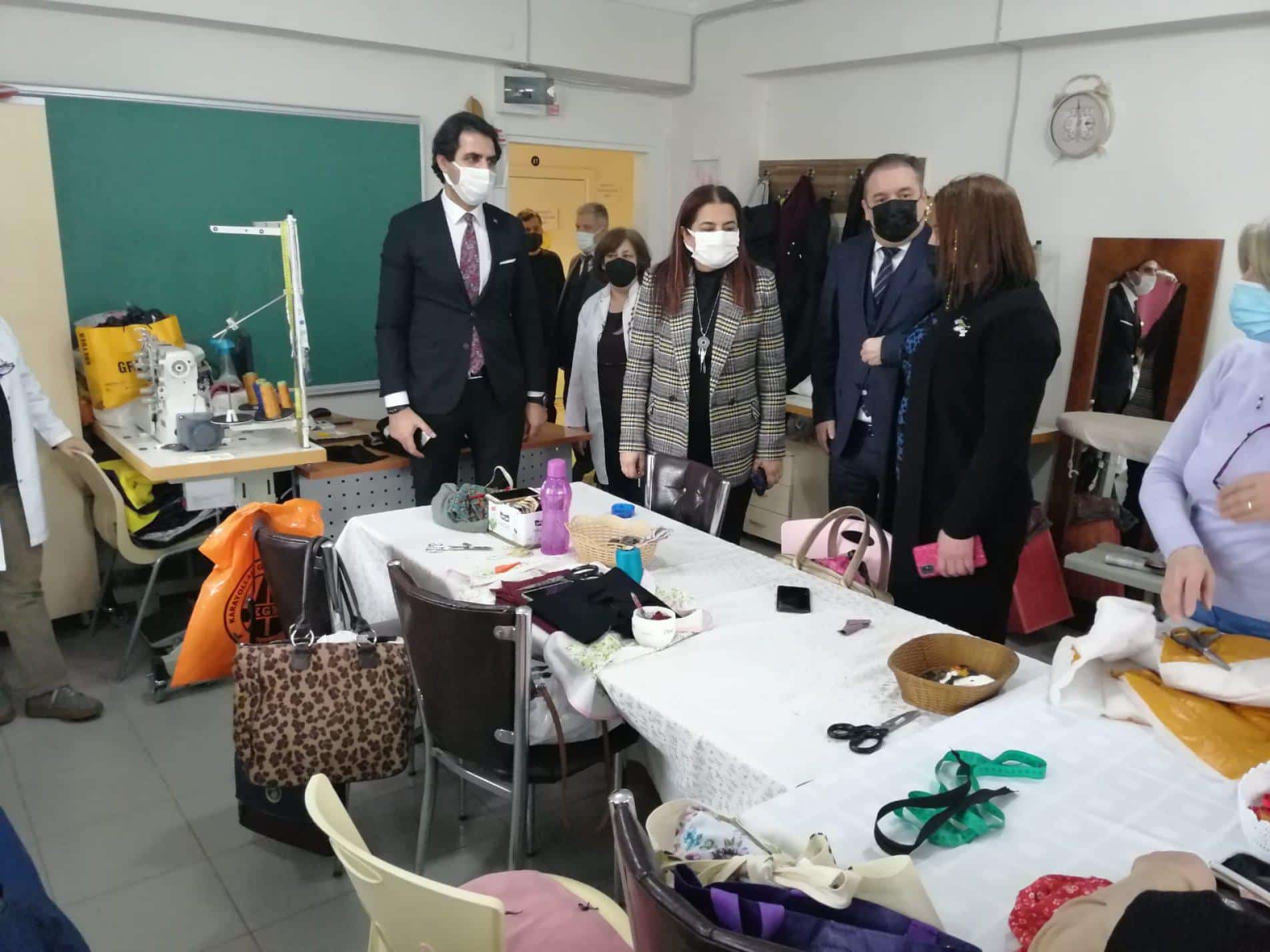 MEB'de Tıp Doktoru Genel Müdürün Tıp Doktoru Olan Eşi Bakan Mahmut Özer'in danışmanı olarak görev  yapıyor.