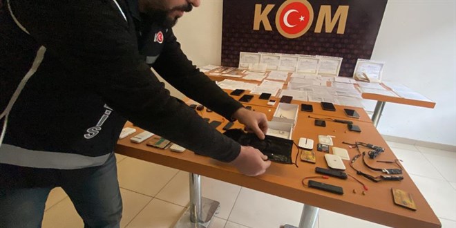 Sınavlara joker aday veya kopya düzeneği hazırlayan suç çetesi çökertildi