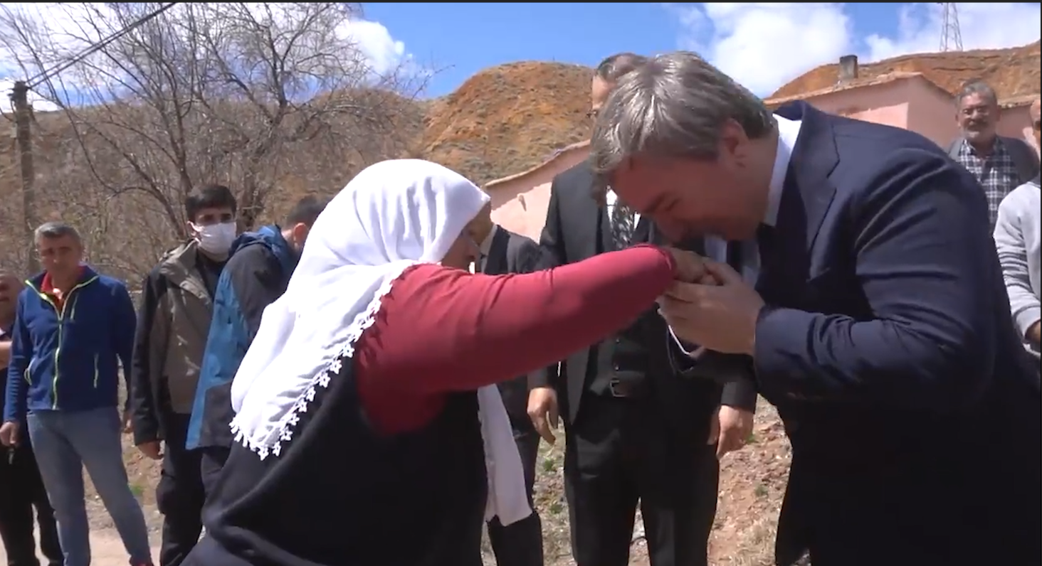 Kapısına gelen kişinin vali olduğunu öğrenince dünyalar onun oldu