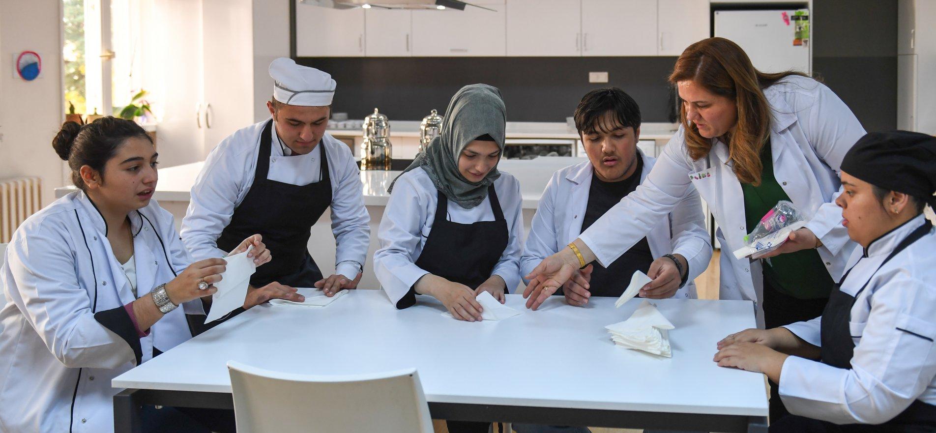 Özel Eğitim Meslek Okullarında Devrim Niteliğinde Dönüşüm: Simülasyonlu Eğitim ve Mentorluk Desteği Geliyor!