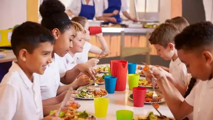İlkokullarda ücretsiz yemek konusu ele alındı