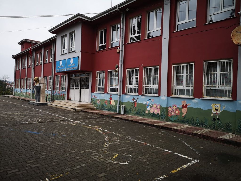 Okulda öğretmene koşarken kalbi durdu