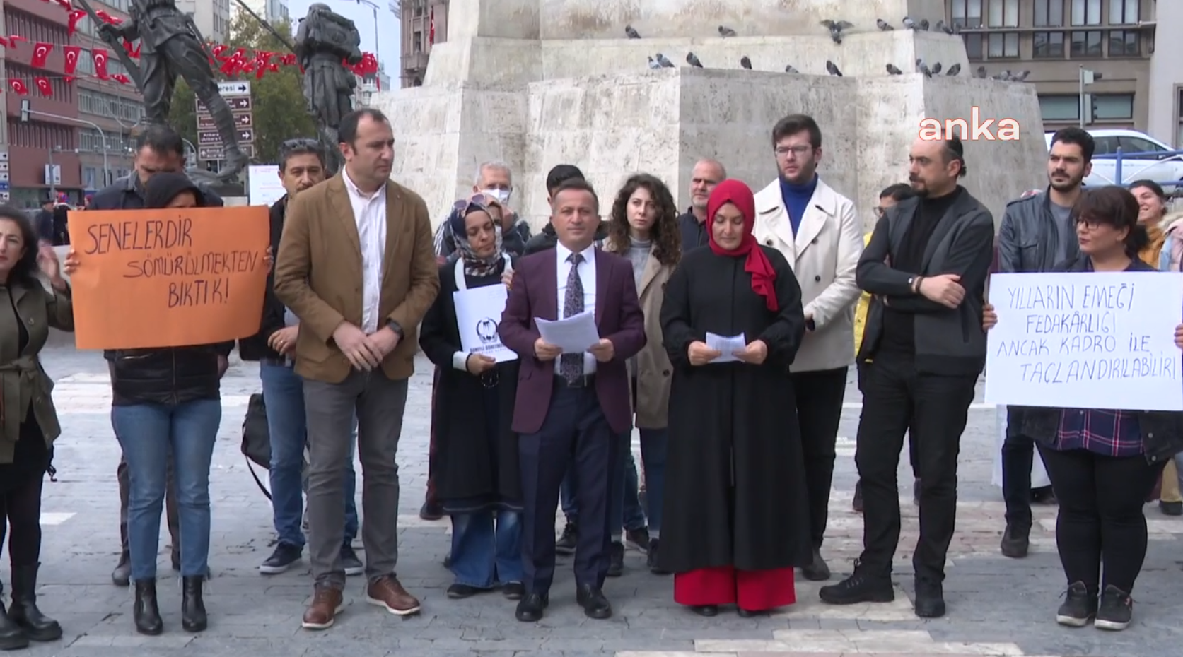 Ücretli Öğretmenler, ‘kadro’ Talebiyle Eylem Yaptı: Kadrolu Öğretmenler Köy Okullarına Gitmek İstemiyor. Bizler Gidelim
