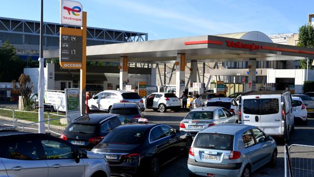 Bu Avrupa ülkesinde sürücüler yakıt alabilmek için 2 saat sıra bekliyor