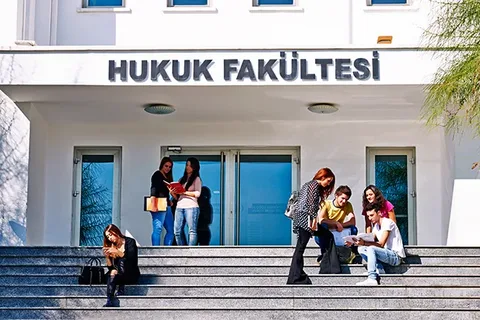 Hukuk Fakültesine Girmek İçin Kaç Puan Gerekir? 2025 YKS Taban Puan ve Net Hesaplama Rehberi