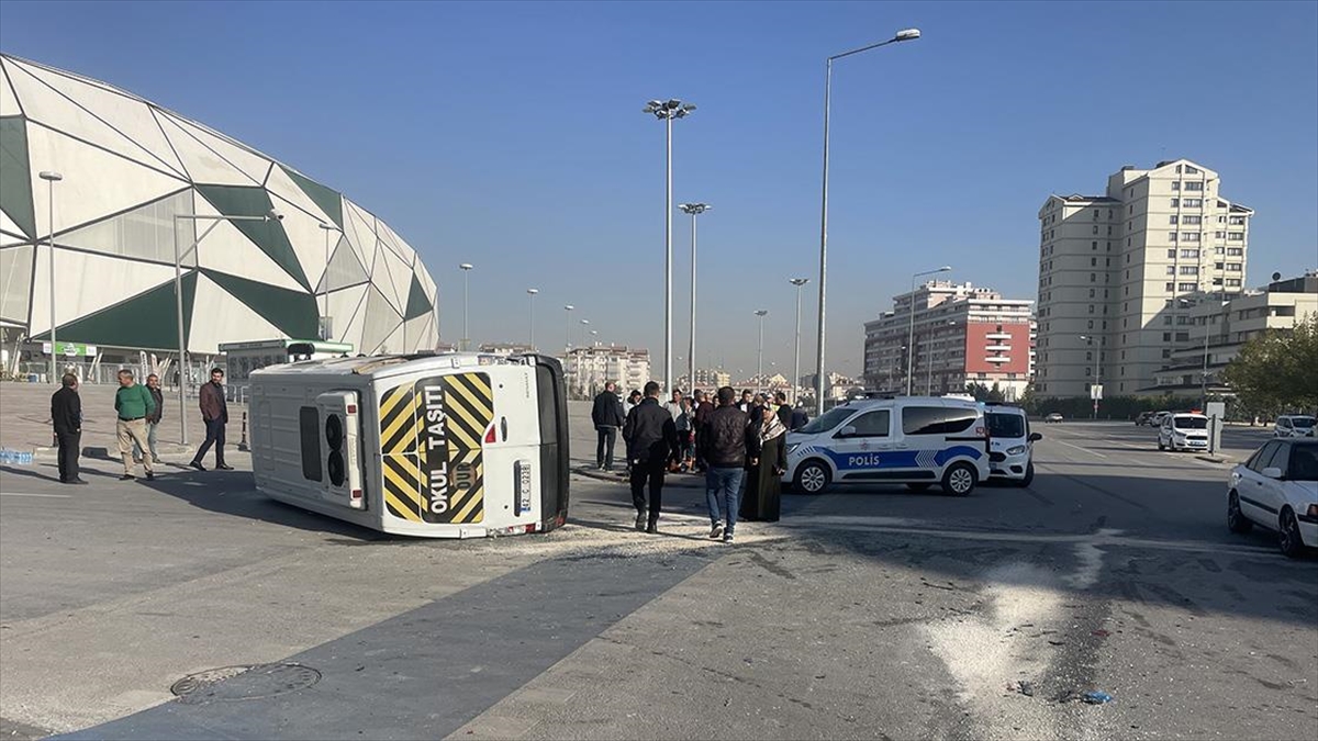 Öğrenci servisi ile otomobilin çarpıştığı kazada 17 kişi yaralandı