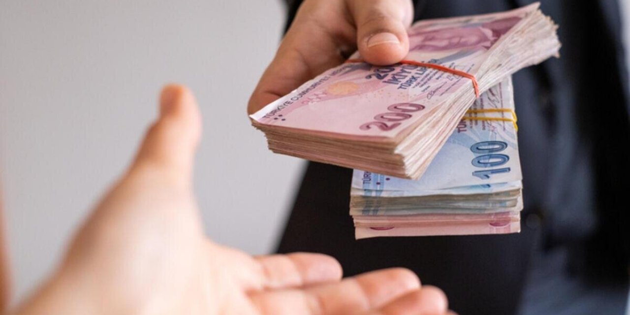 Emeklilerin ardından şimdi de öğretmenlere ikramiye verilmesi gündemde..