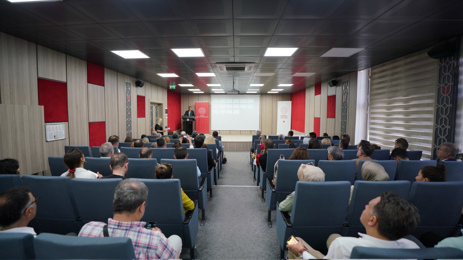 İstanbul İl Milli Eğitim Müdürü Mücahit Yentür'den Okul Müdürlerine Sert Uyarı: “Kayıt Ücreti Alınmasına İzin Yok!”