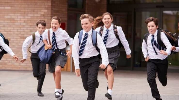 Okullarda Kıyafet Devrimi: Serbest Kıyafet Bitiyor, Öğrencilerin Yeni Kıyafetleri Okulun İnternet Sitesinde Yayınlanacak!