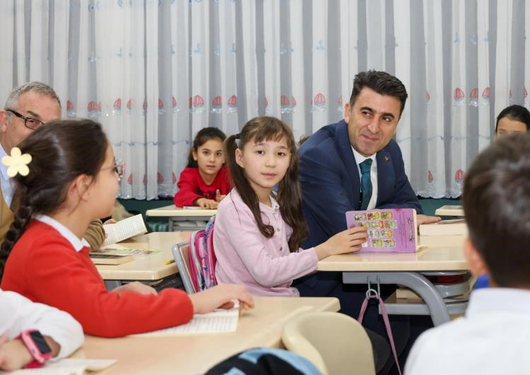 Vali öğrencilerle bir arada kitap okudu!