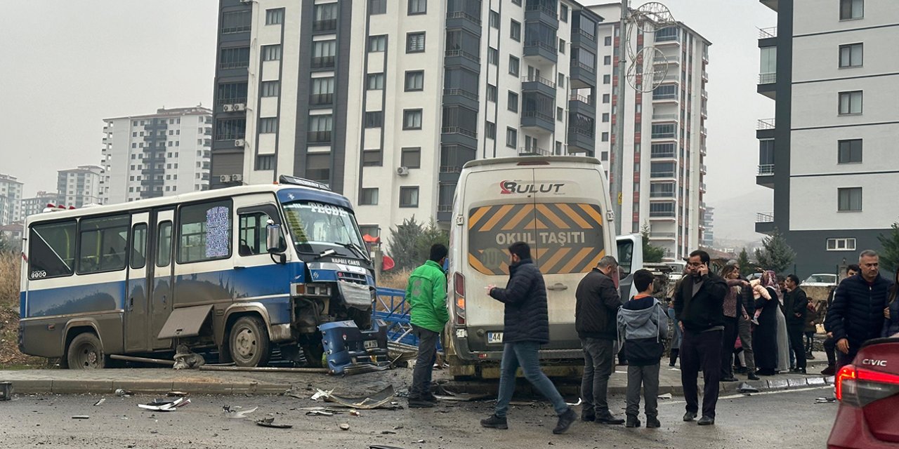 Öğrenci servisi ile yolcu minibüsü çarpıştı
