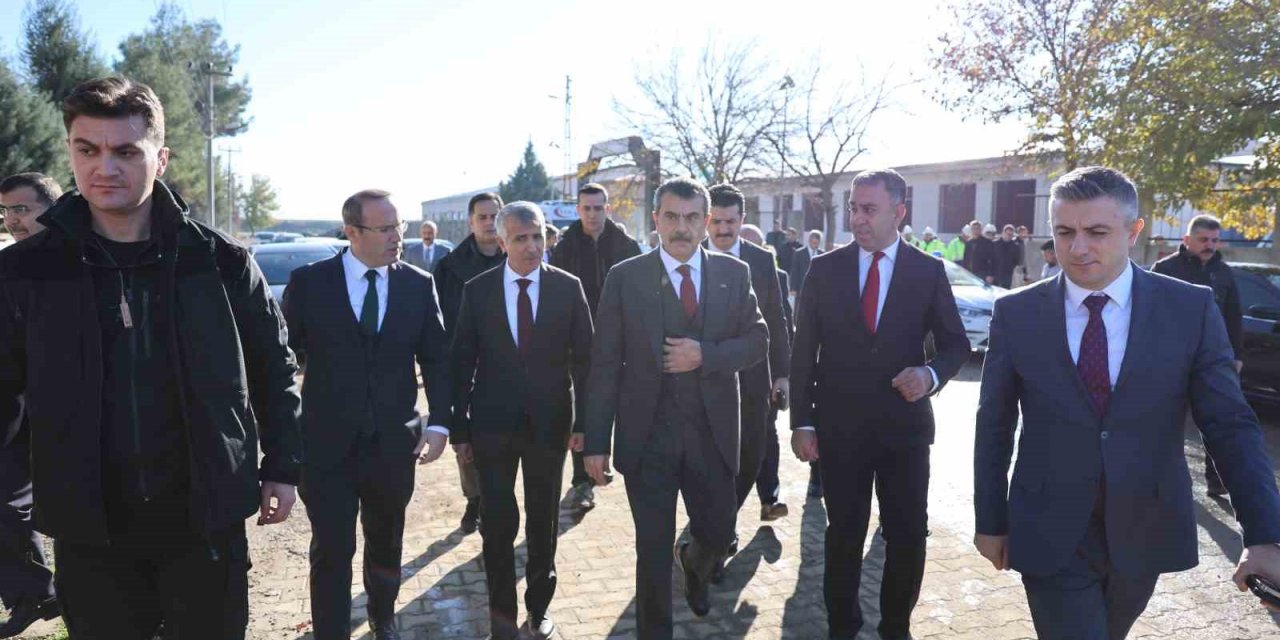 Milli Eğitim Bakanı Tekin, öğretmen ve öğrencilerle buluştu