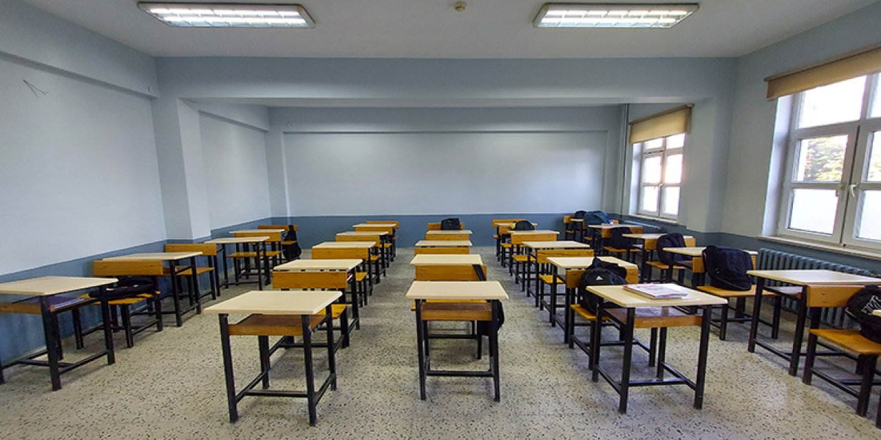 Öğrenciler Renkleri Seçti, Okul Çalışanları Sınıfları Boyadı