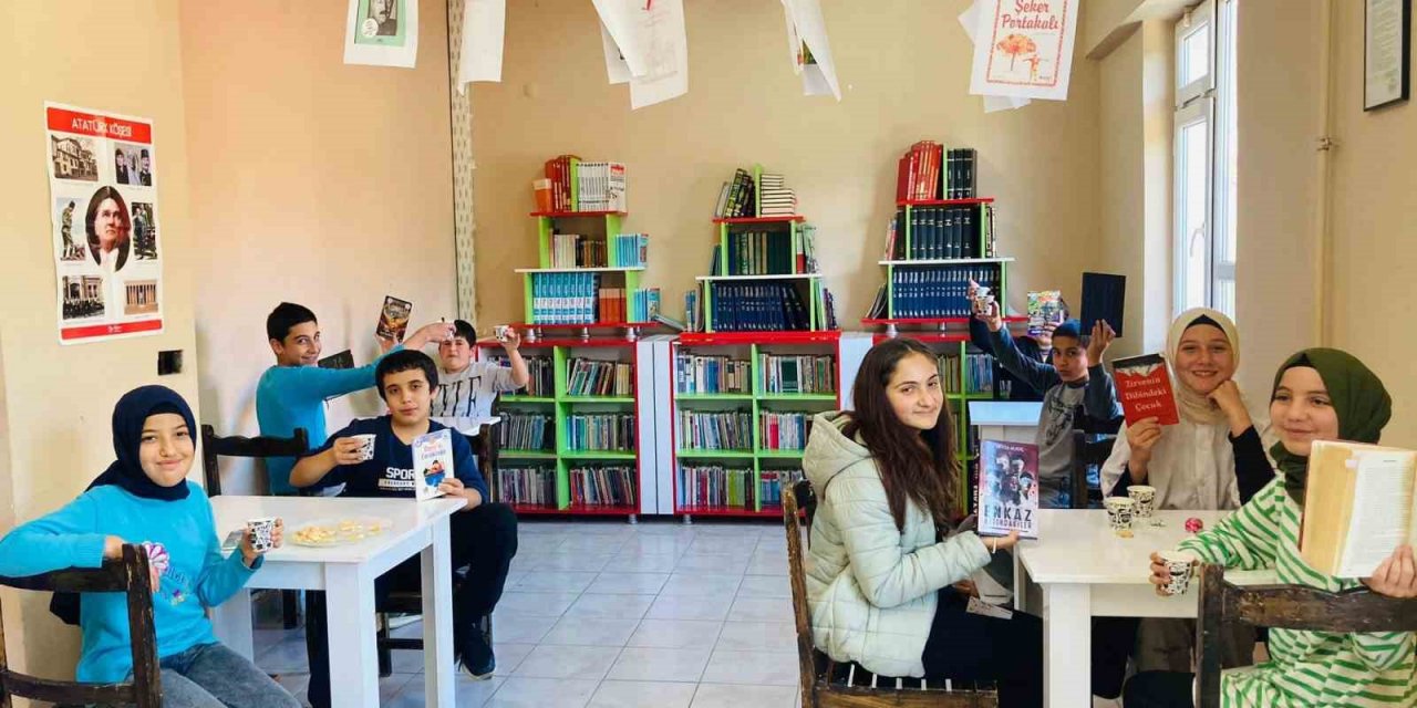 Türkçe Öğretmeni Kurduğu Kütüphanede “Bir Kahve Bir Kitap” Etkinliği Düzenliyor