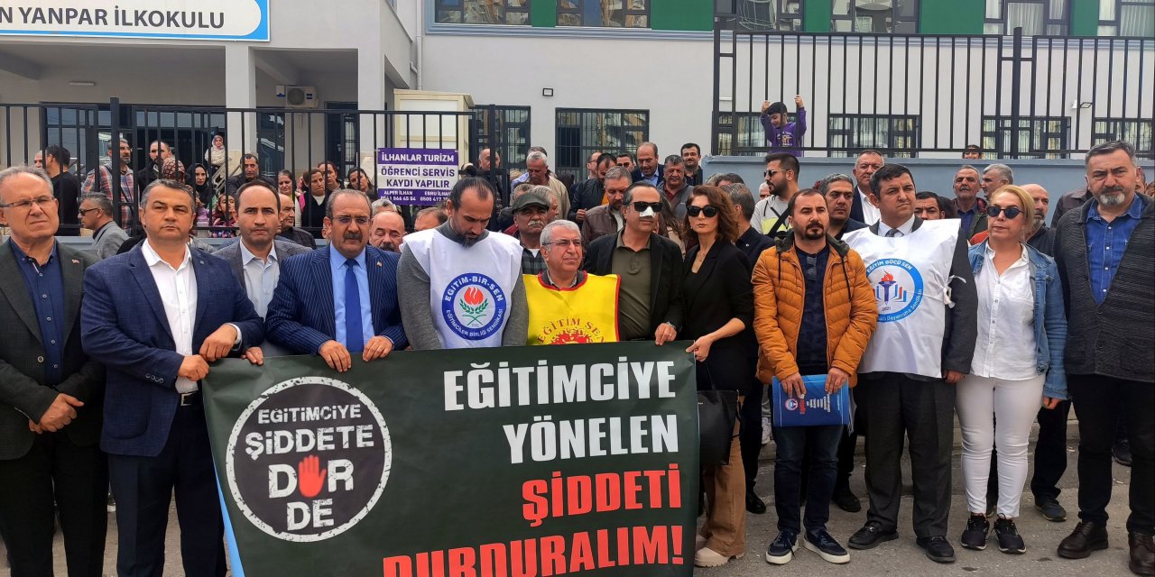 Okul bahçesinde öğretmene yönelik saldırı protesto edildi