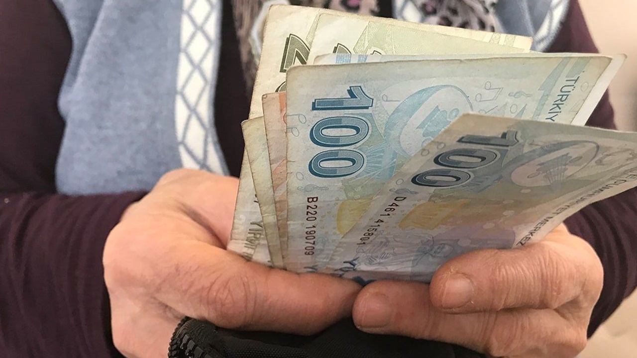 Emekliler gördüklerine inanamayacaklar: 4500 Türk Lirası bayram ikramiyesi hesaplarına yatmış olacak