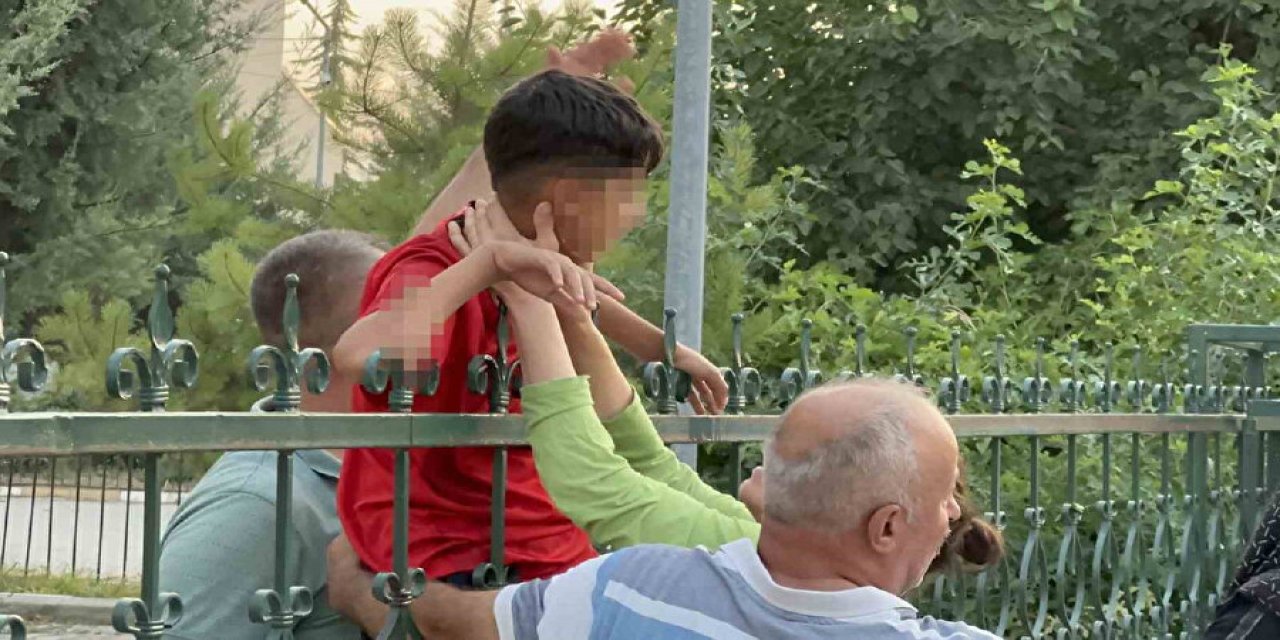 Okul Bahçesinde Koluna Parmaklık Saplanan Öğrenci Demirle Birlikte Ameliyathaneye Gitti