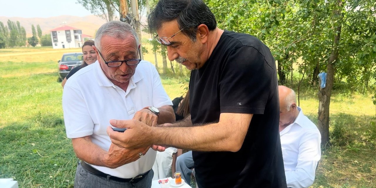 31 Yıl Sonra Geri Döndü: Öğretmenini Karşısında Gören Öğrenciler Duygulandı!