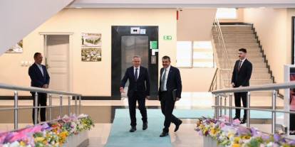 Öğretmenlerden Yusuf Tekin’e İl Emri Teşekkürü: Bakanlık Girişi Çiçeklerle Donatıldı