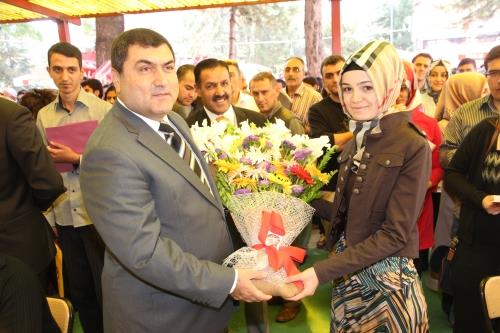 Yeni atanan öğretmenler çiçeklerle karşılanıyor