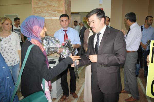 Yeni atanan öğretmenler çiçeklerle karşılanıyor