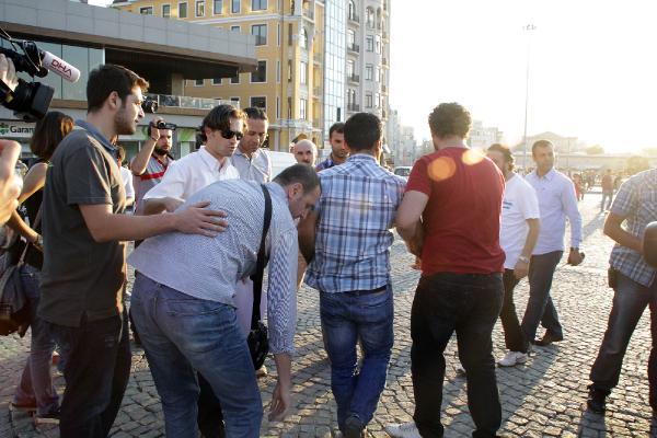 Oturma eylemi yapan 3 öğretmen adayı gözaltına alındı