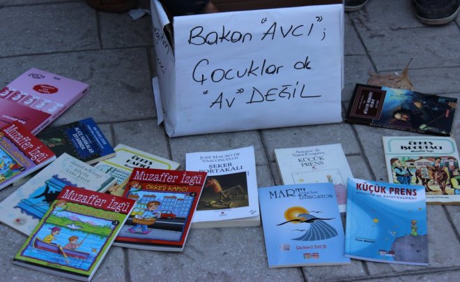 MEB önünde kitaplı protesto