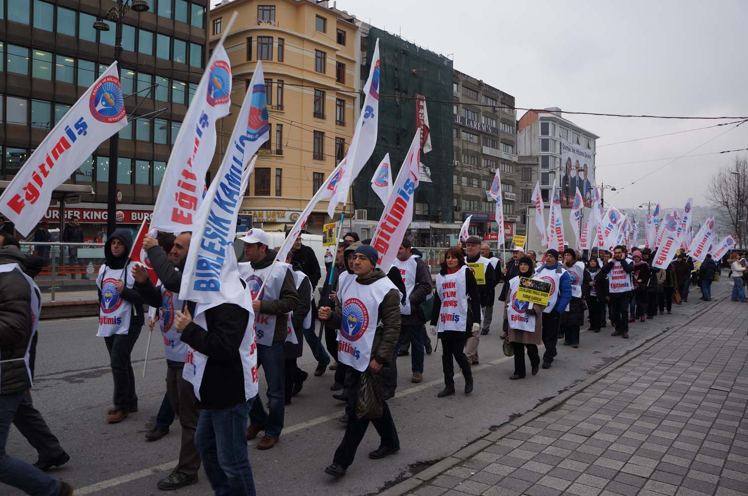Türk Eğitim-Sen ve Eğitim Sen üyeleri iş bıraktı