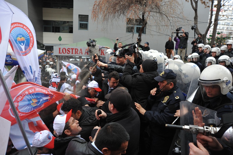 EĞİTİM İŞ’E ANKARA’DA GAZLI MÜDAHALE