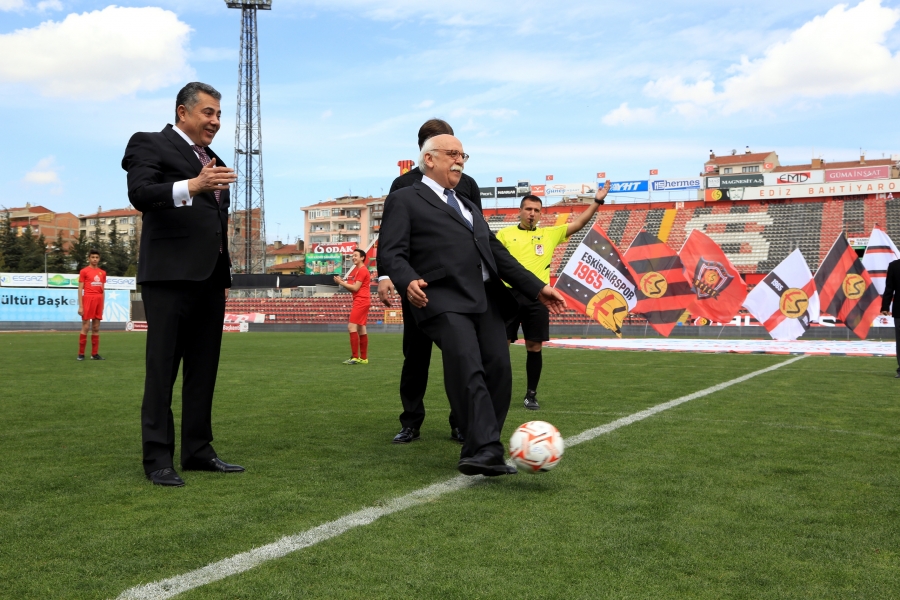 Bakan Avcı, Eskişehir´de Okullar Arası Futbol Turnuvası’nın Açılışını Yaptı