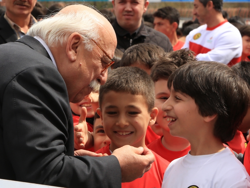 Bakan Avcı, Eskişehir´de Okullar Arası Futbol Turnuvası’nın Açılışını Yaptı