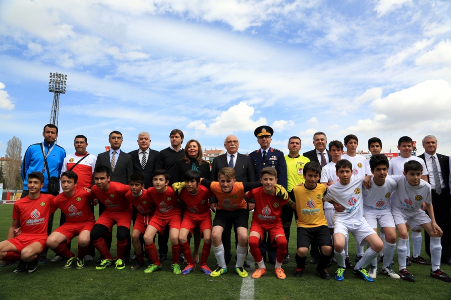 Bakan Avcı, Eskişehir´de Okullar Arası Futbol Turnuvası’nın Açılışını Yaptı
