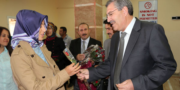 Atanan öğretmenler çiçeklerle karşılandı