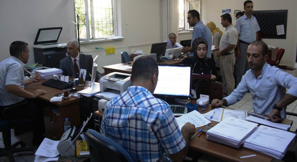 Atanan öğretmenler çiçeklerle karşılandı