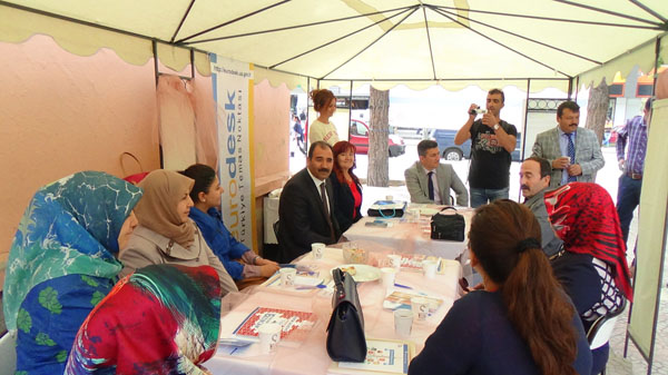 Atanan öğretmenler çiçeklerle karşılandı