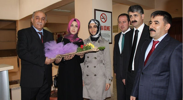 Atanan öğretmenler çiçeklerle karşılandı