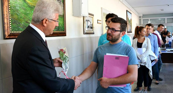 Atanan öğretmenler çiçeklerle karşılandı