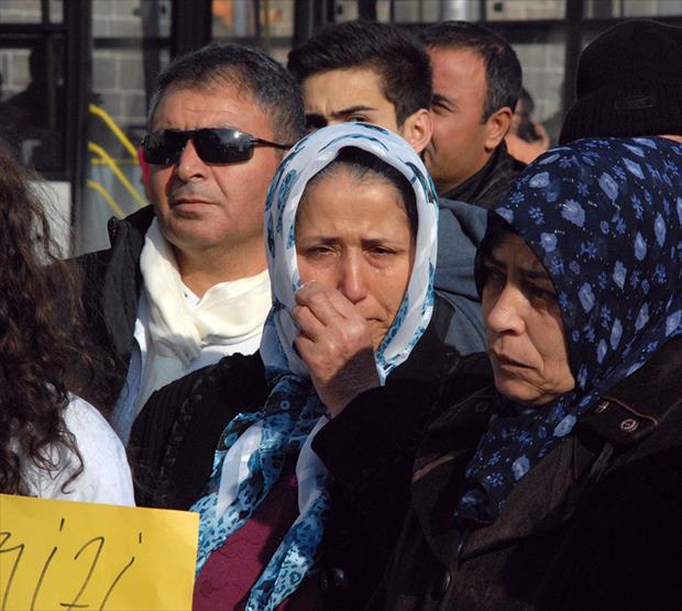 Atanamayan öğretmenlerin mezarlı eylemi