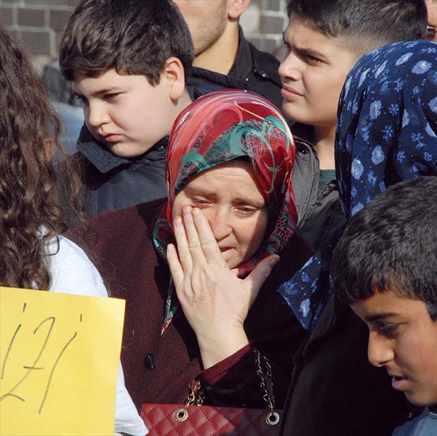 Atanamayan öğretmenlerin mezarlı eylemi