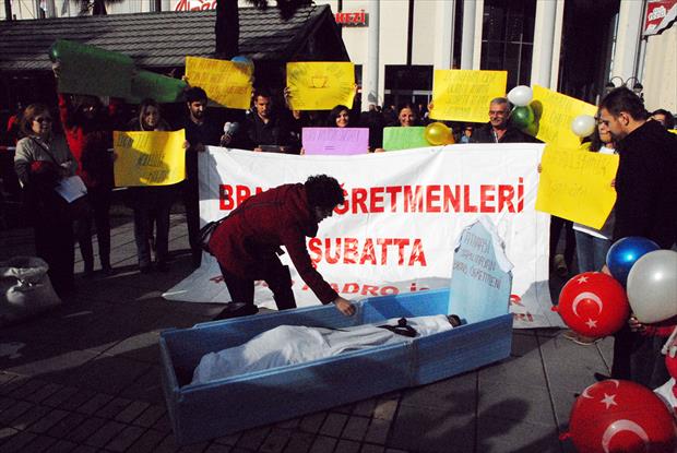 Atanamayan öğretmenlerin mezarlı eylemi