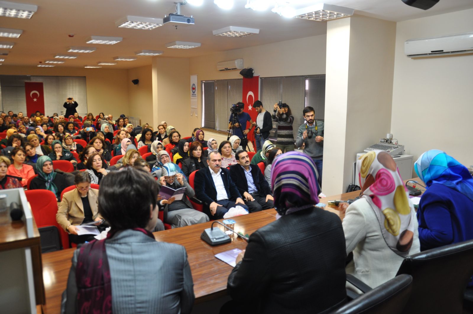 Kadınlara Hem Erkekler Hem de Kadınlar Mobbing Uyguluyor