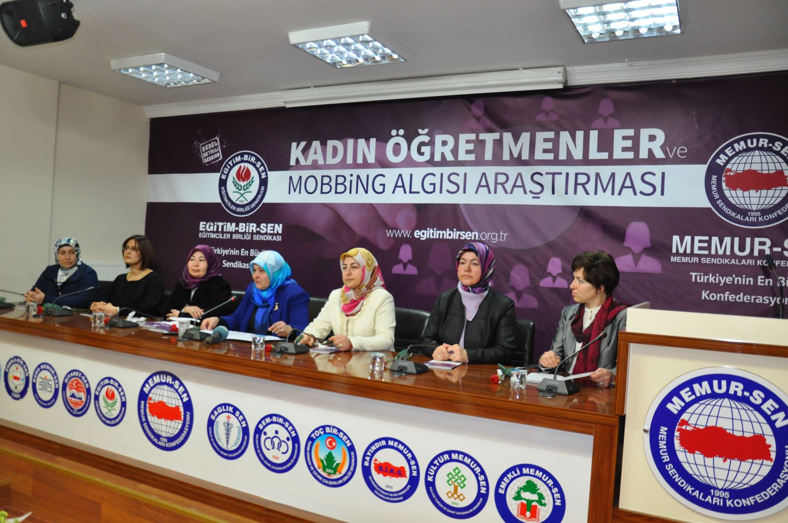 Kadınlara Hem Erkekler Hem de Kadınlar Mobbing Uyguluyor