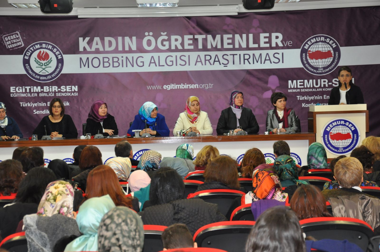 Kadınlara Hem Erkekler Hem de Kadınlar Mobbing Uyguluyor