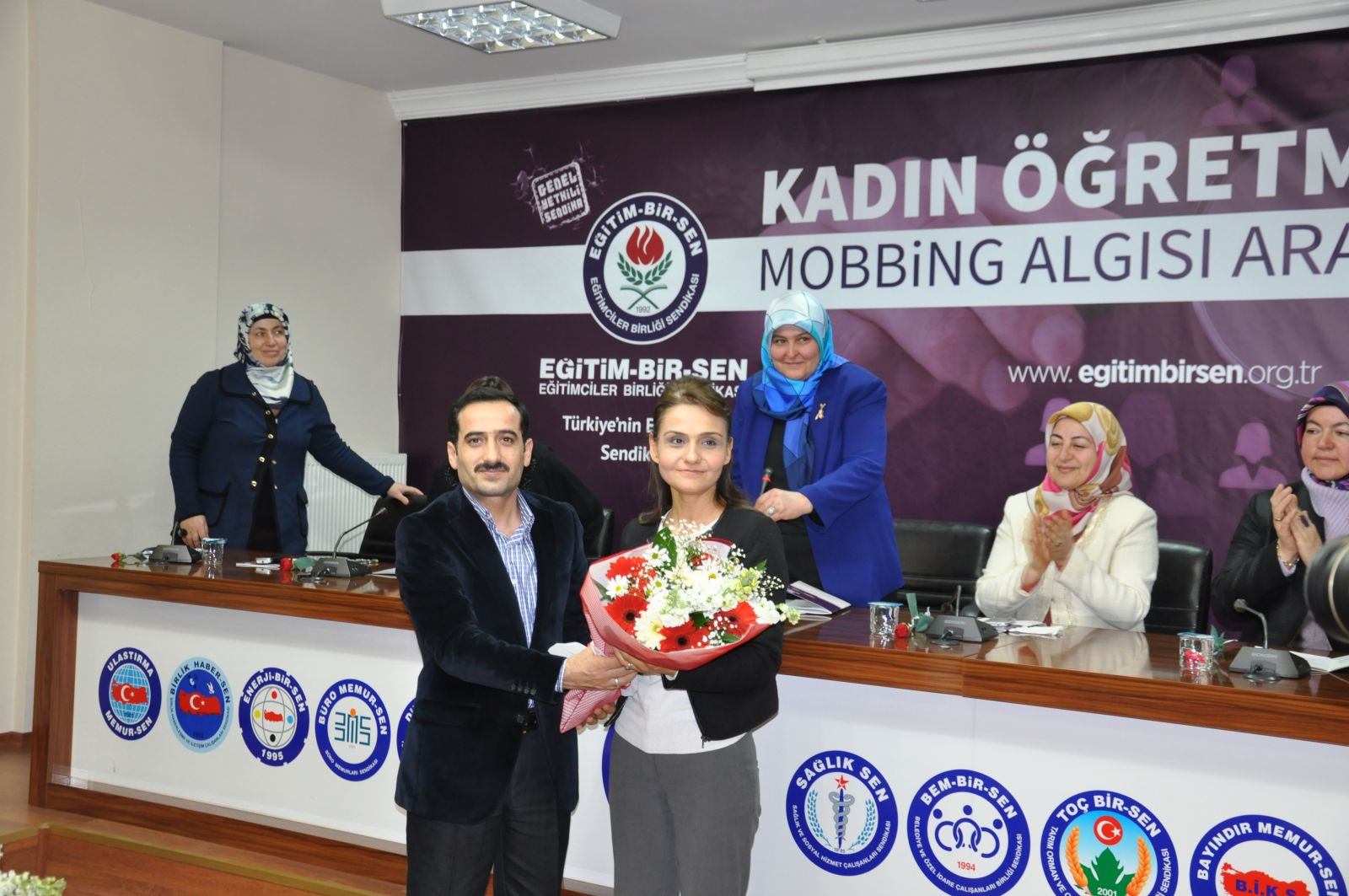 Kadınlara Hem Erkekler Hem de Kadınlar Mobbing Uyguluyor