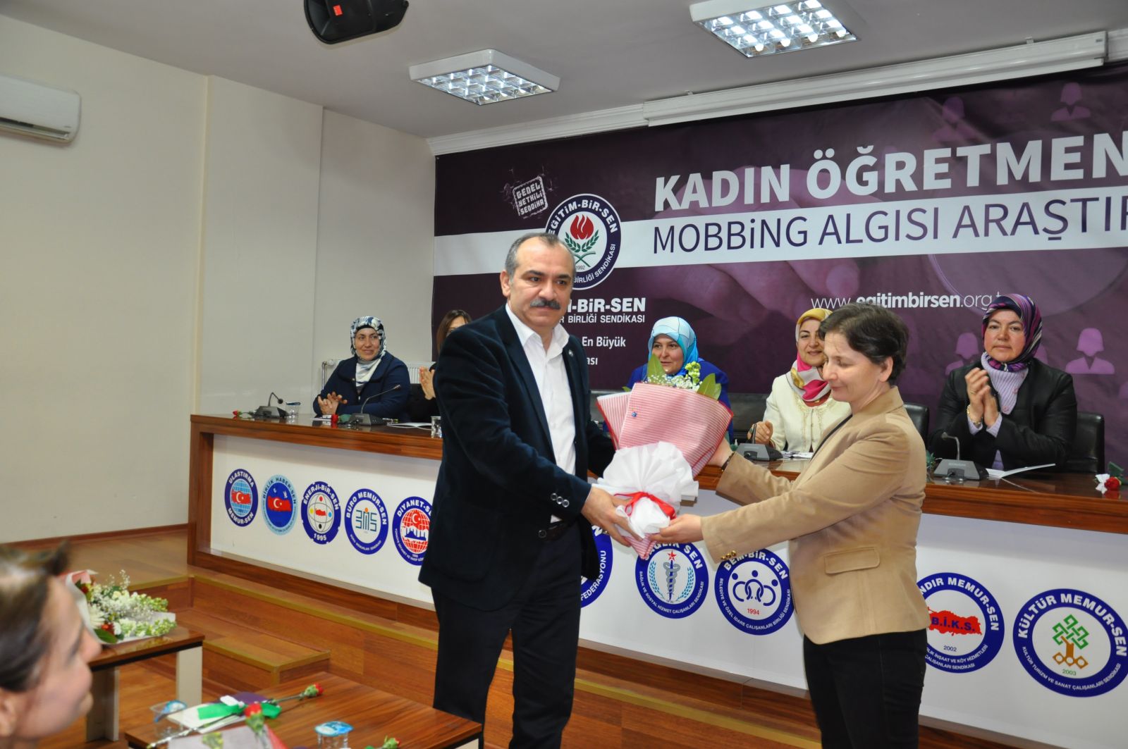 Kadınlara Hem Erkekler Hem de Kadınlar Mobbing Uyguluyor