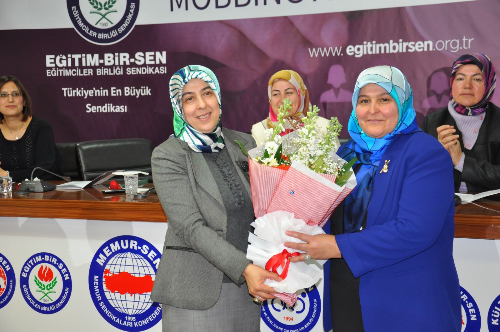 Kadınlara Hem Erkekler Hem de Kadınlar Mobbing Uyguluyor